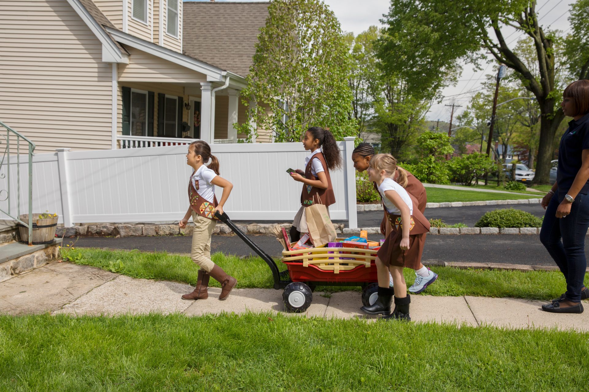 girl scouts selling cookies